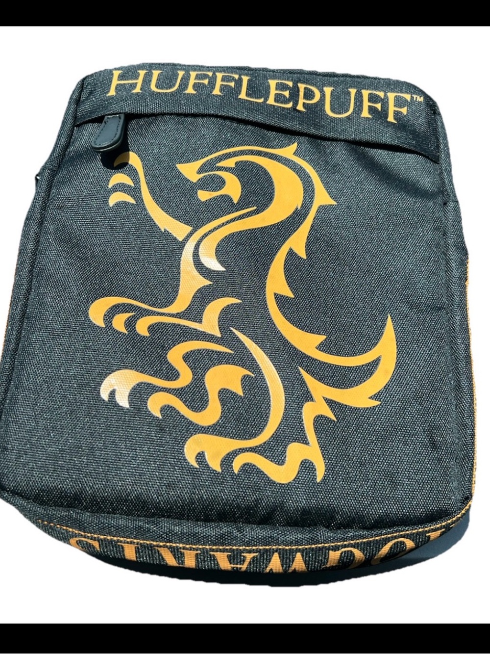 Rare Universal Studios Wizarding World of Harry Potter Hufflepuff Seeker Bag
